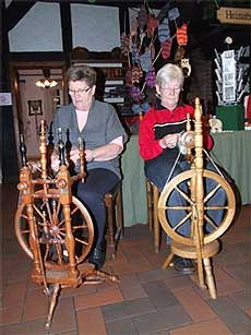 Marlies Esselmann (links) und Ingrid Ahlden haben ein traditionelles Handwerk als Hobby: Wolle spinnen 