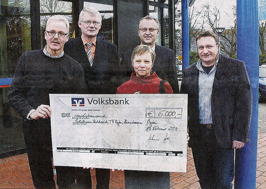 Bei der Spendenbergabe